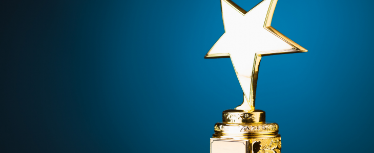 a gold trophy of a star